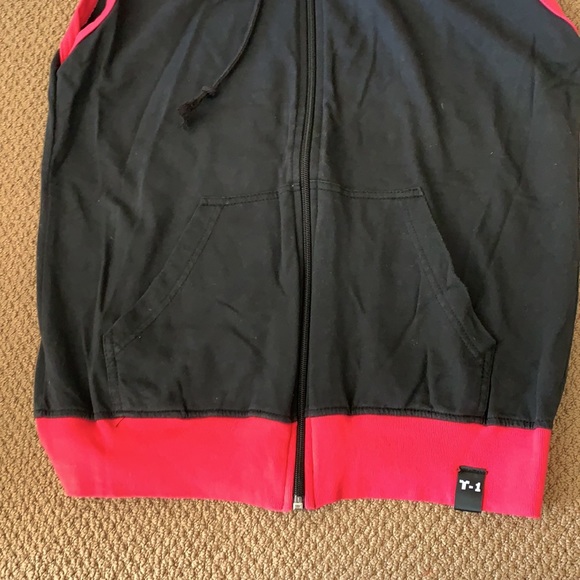 Sleeveless Vest - Picture 2 of 4